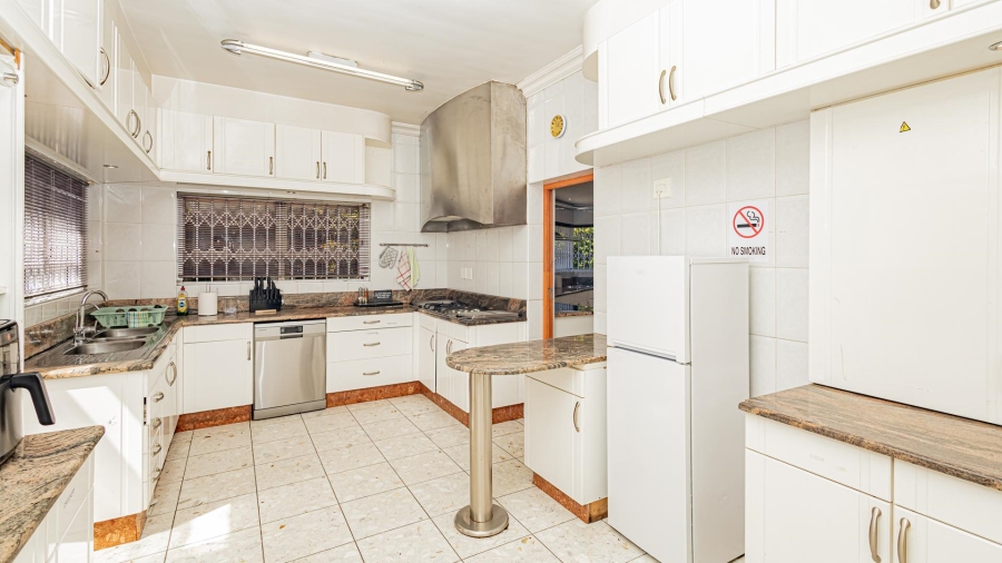 7 Bedroom Property for Sale in Plattekloof Western Cape